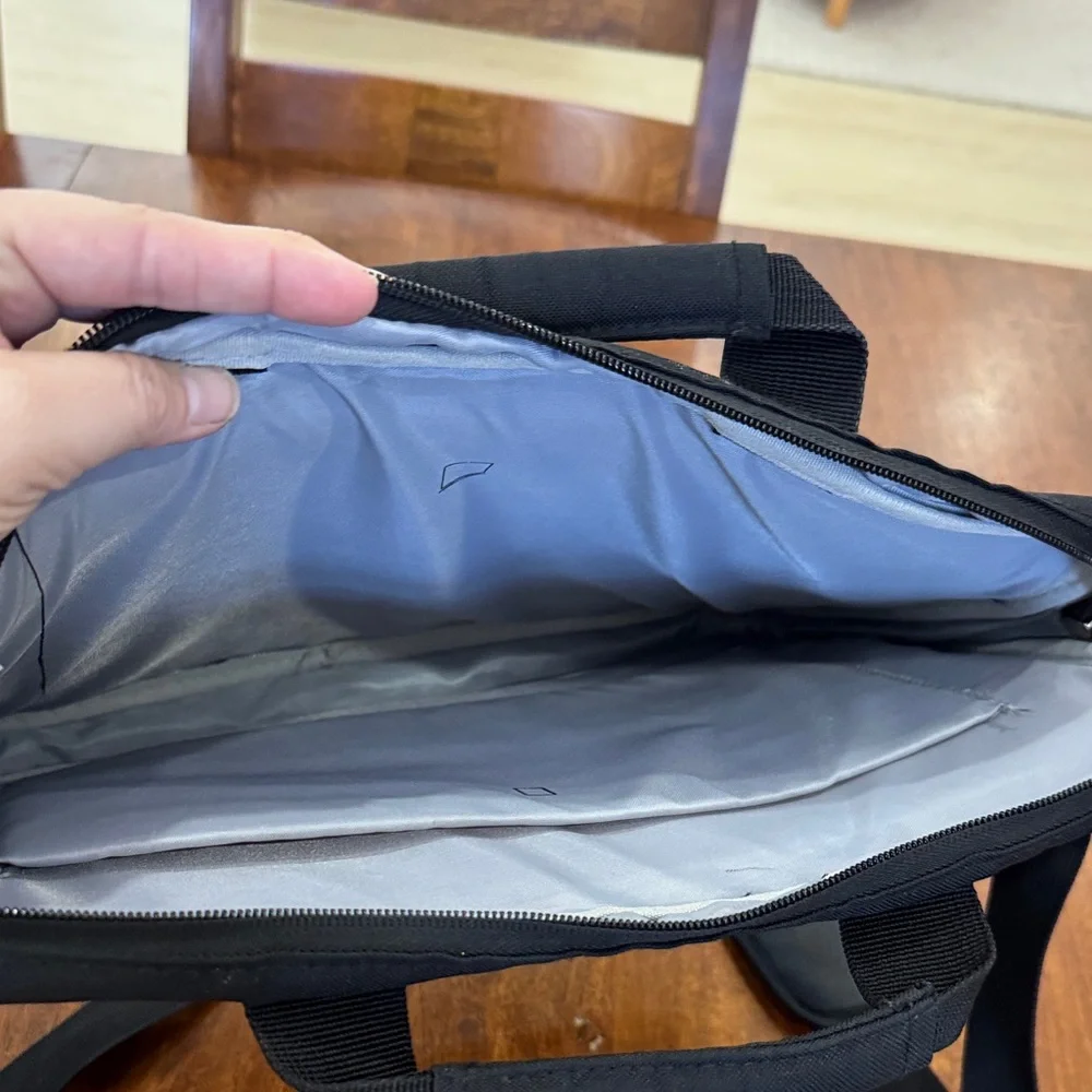 Kensington Black Laptop Messenger Bag